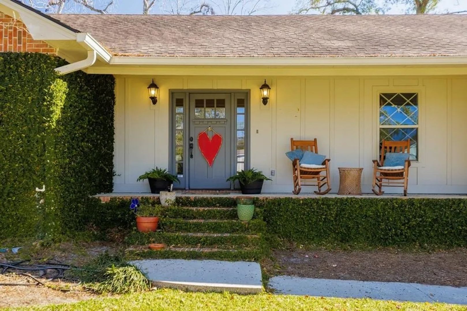 Stunning & Spacious 3-BR Home with Sunroom & Bonus Room in Valdosta! – photo 1