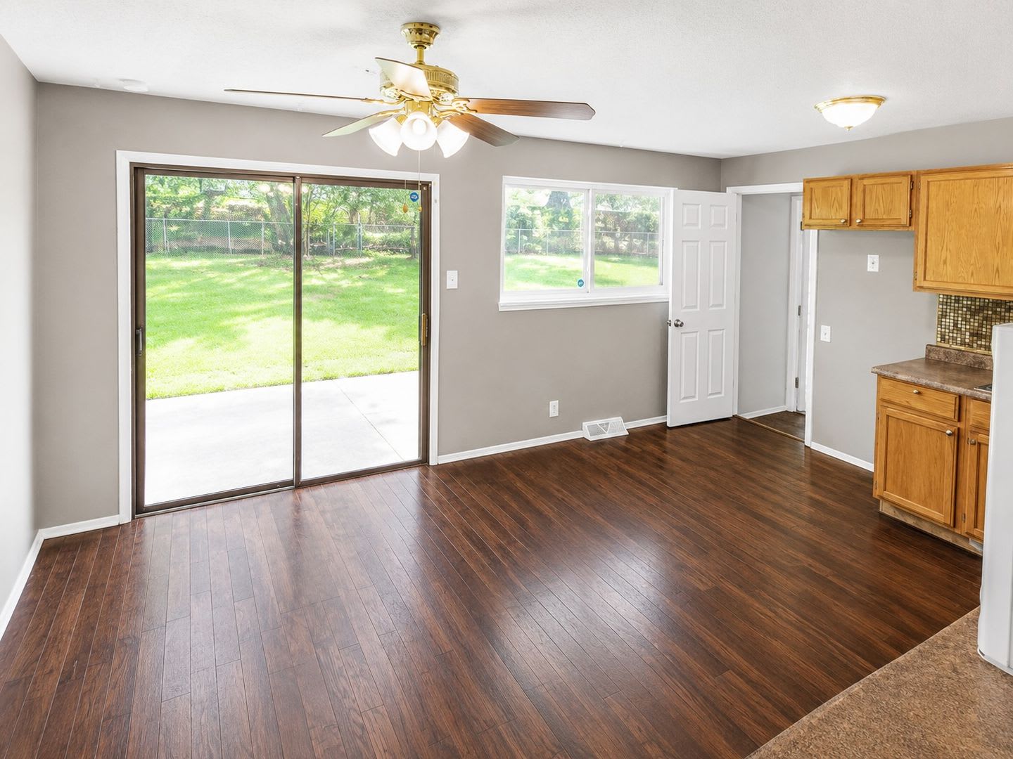 Your next home is waiting! Check out this inviting 3-bedroom – photo 5