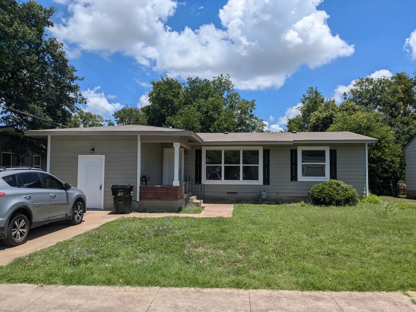 Remodeled 3/1 with Fenced Yard and Laundry Room – photo 1