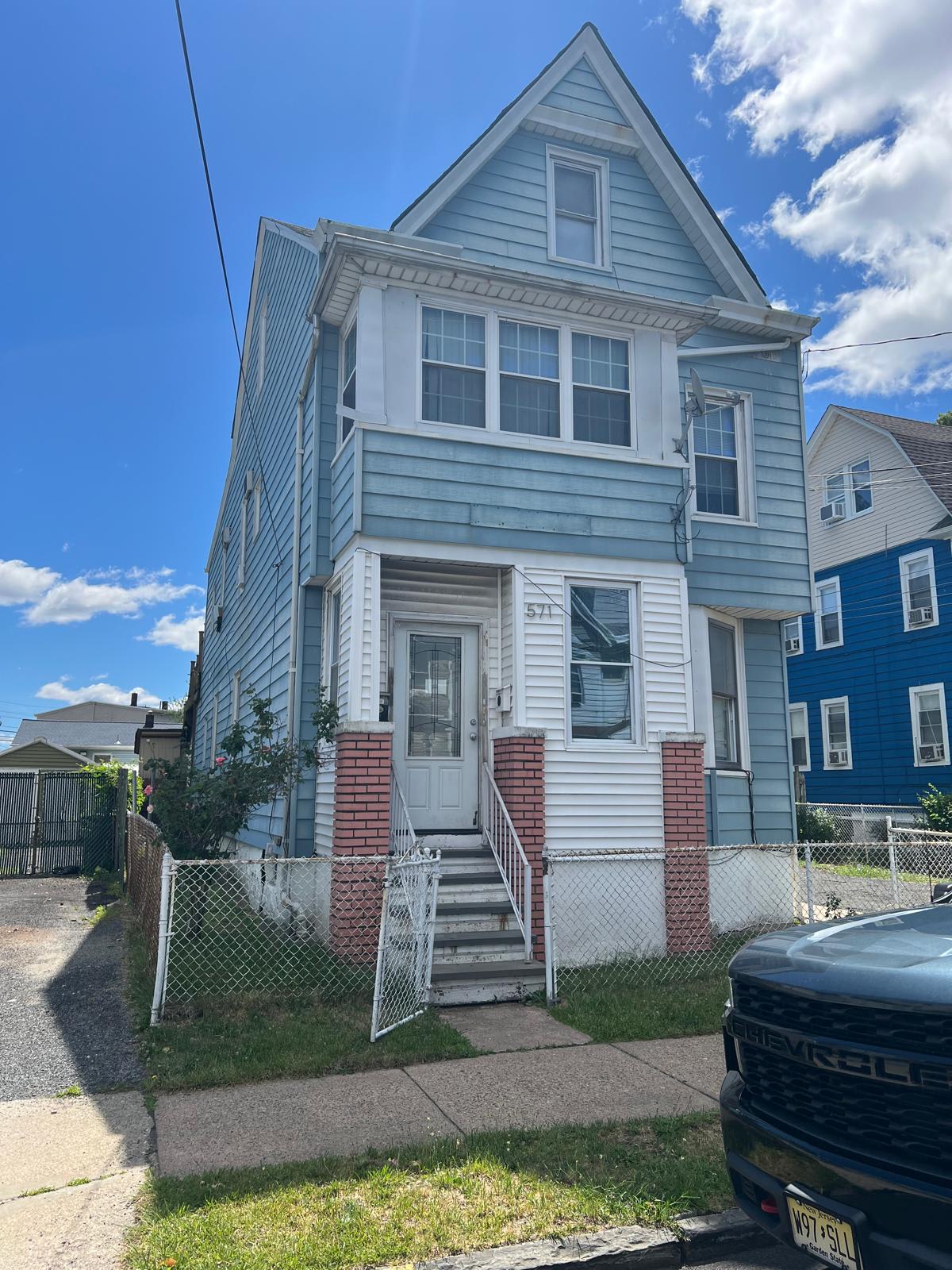 571 E 38Th St – photo 1
