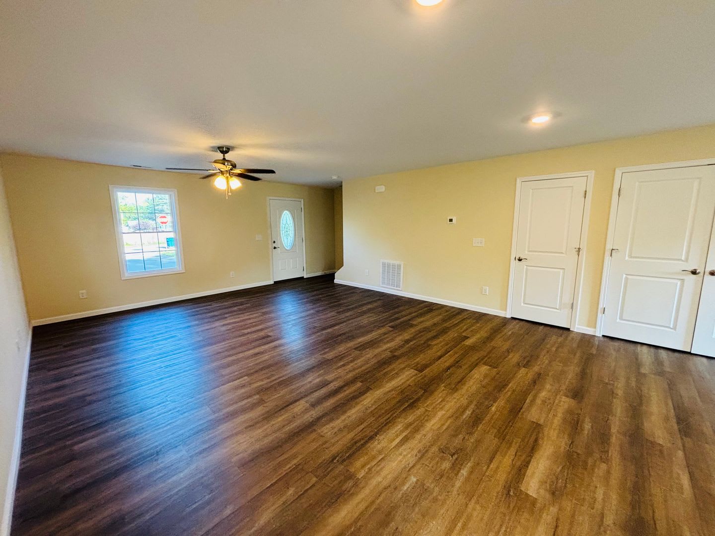 3 Bedroom, 2.5 Bath Townhouse – photo 3