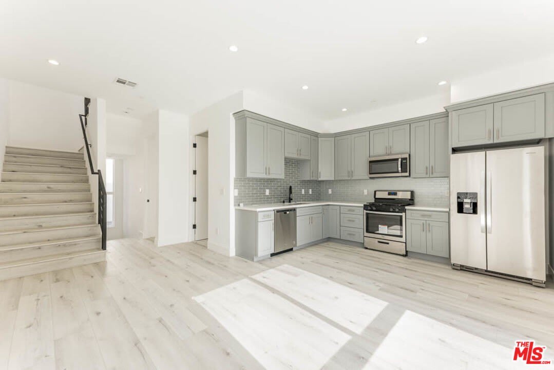 1236 N Beachwood Dr – photo 2