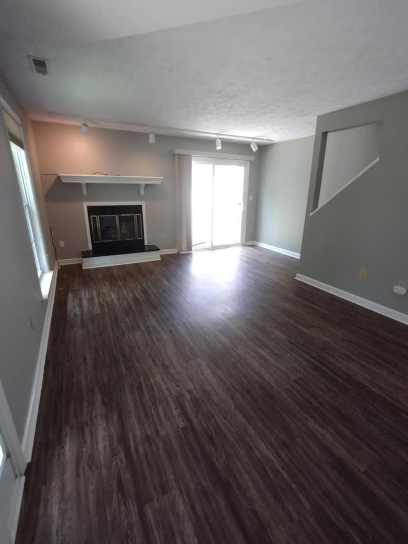 Spacious 3 bedroom townhome close to UK! – photo 5