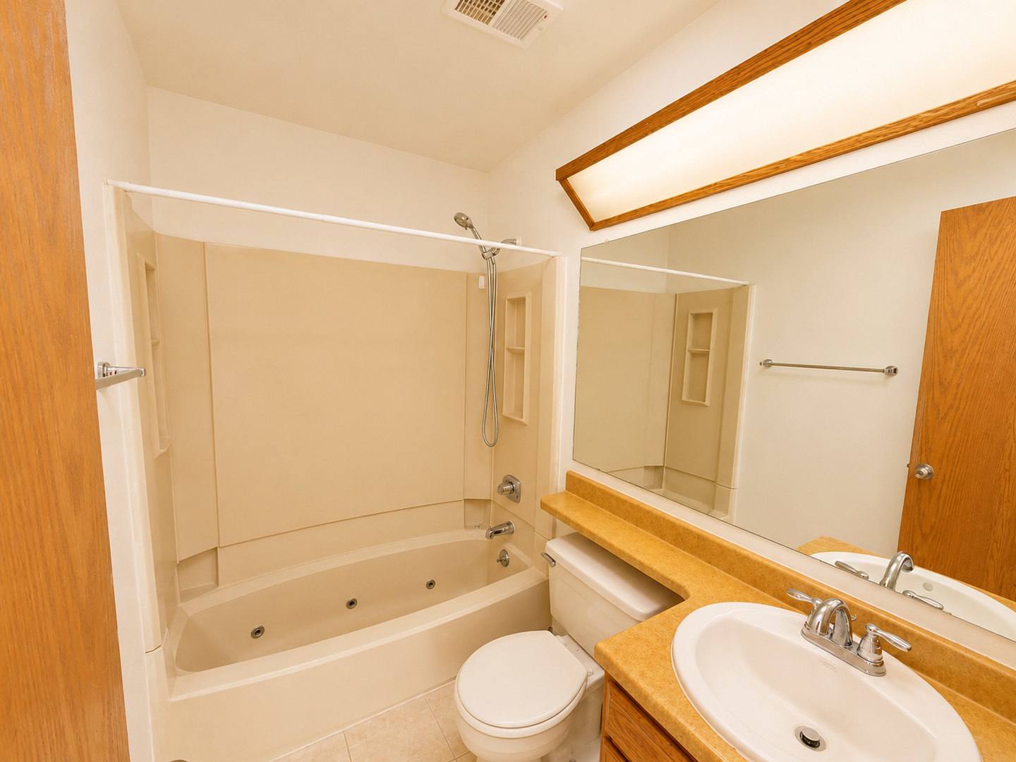 2BR/2BA, vaulted ceilings, pool, parking, W/D included, more! (SC308) – photo 4