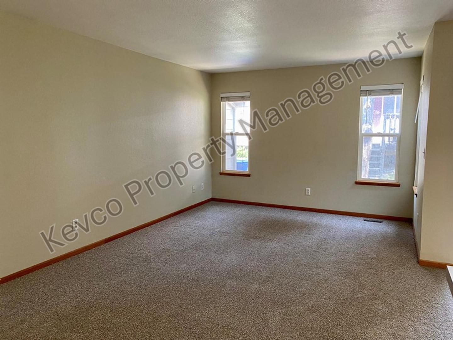 HUGE Townhouse near CSU – photo 4