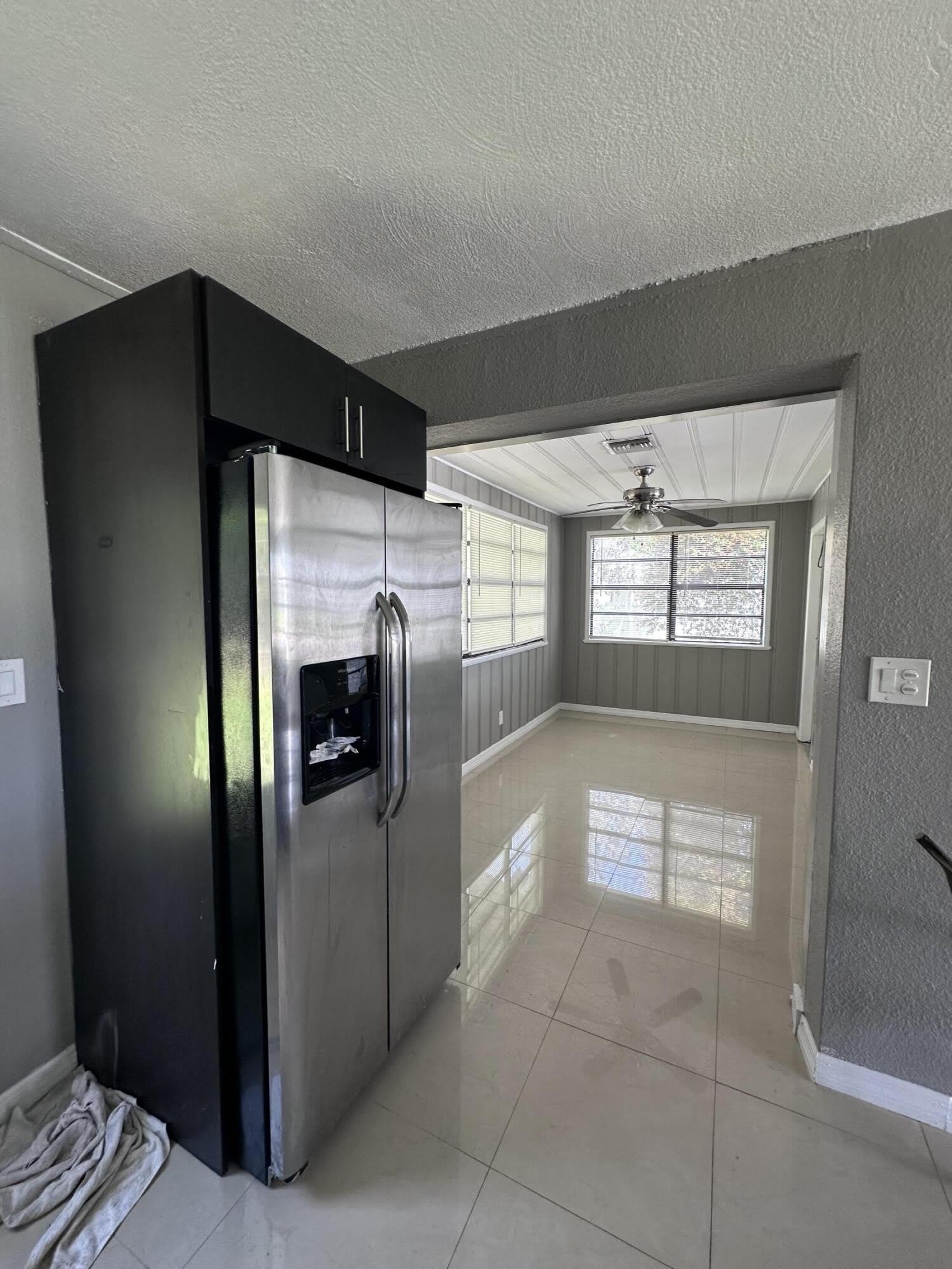 2431 NE 10TH Avenue NE – photo 4