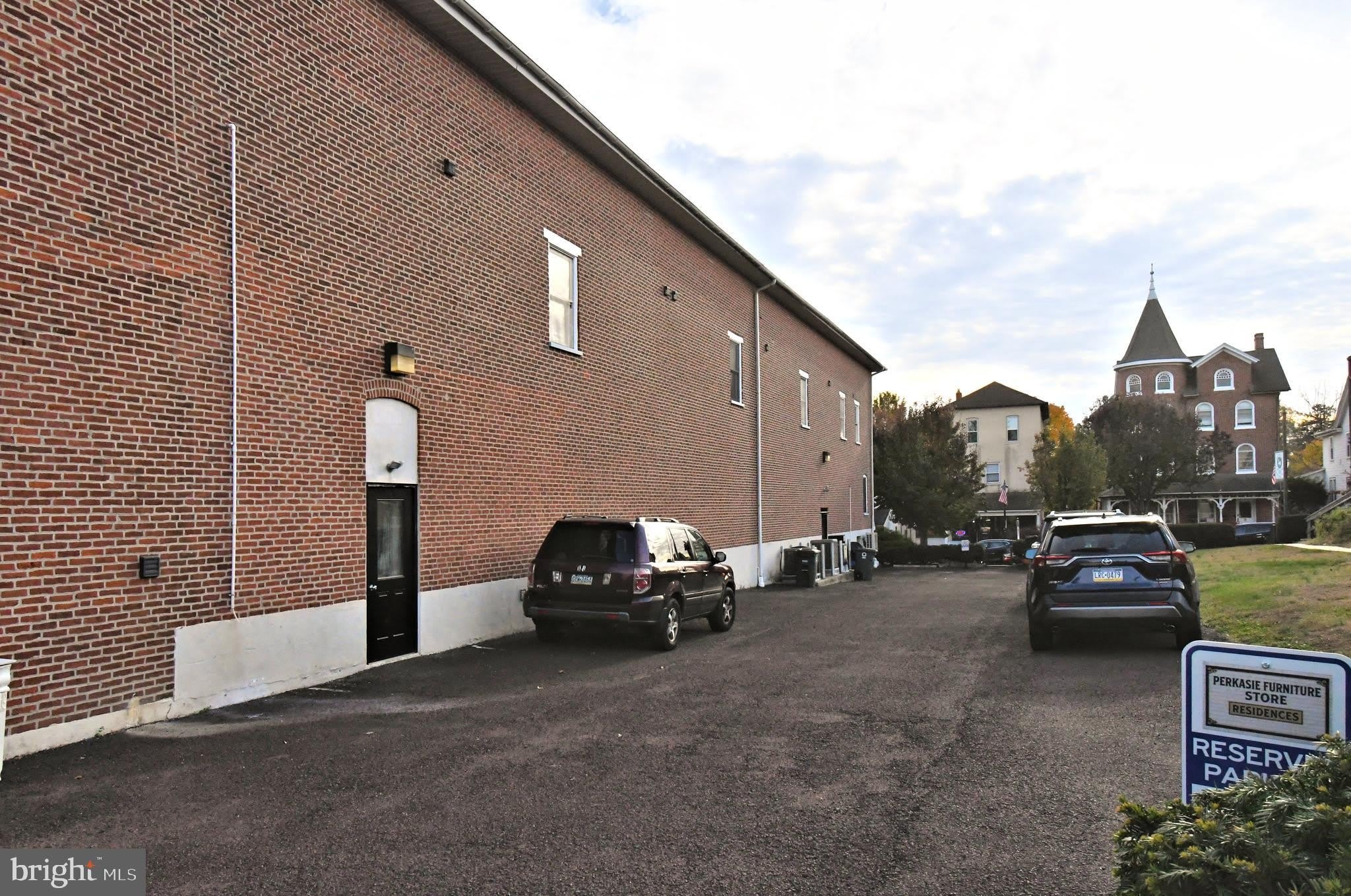 601 W MARKET Street – photo 4