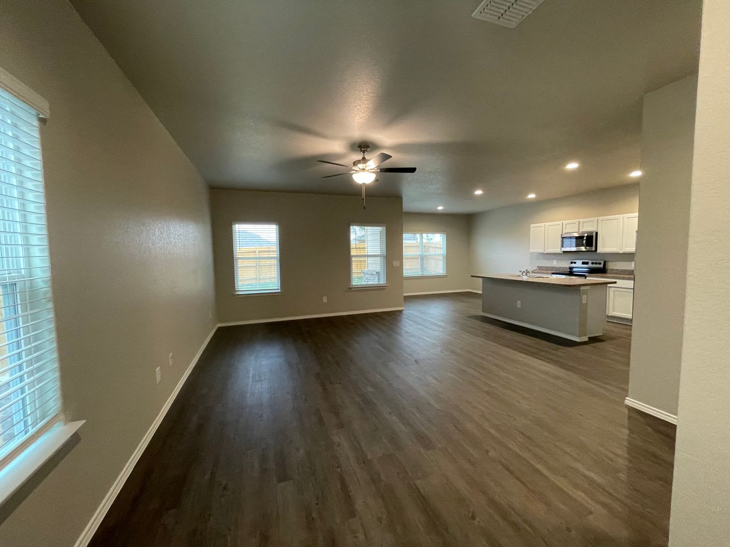 Step Right Up To Savings 250 Off Your First Month S Rent Spacious 4 Bed 2 5 Bath Home With Loft Fenced Backyard – photo 4