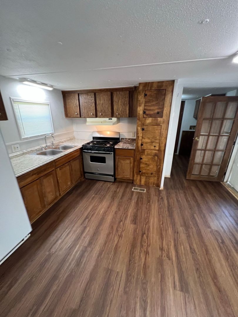 Bright & Spacious 2-Bedroom Mobile Home with Open Floor Plan – photo 5