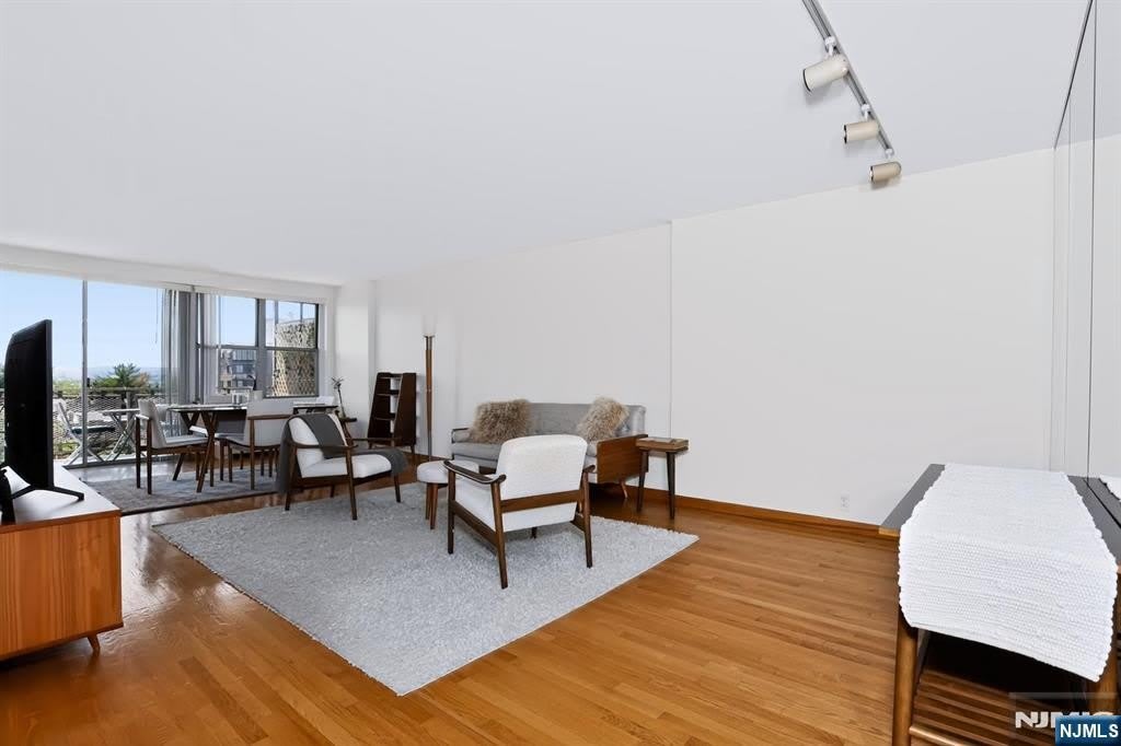 301 Beech Street – photo 5