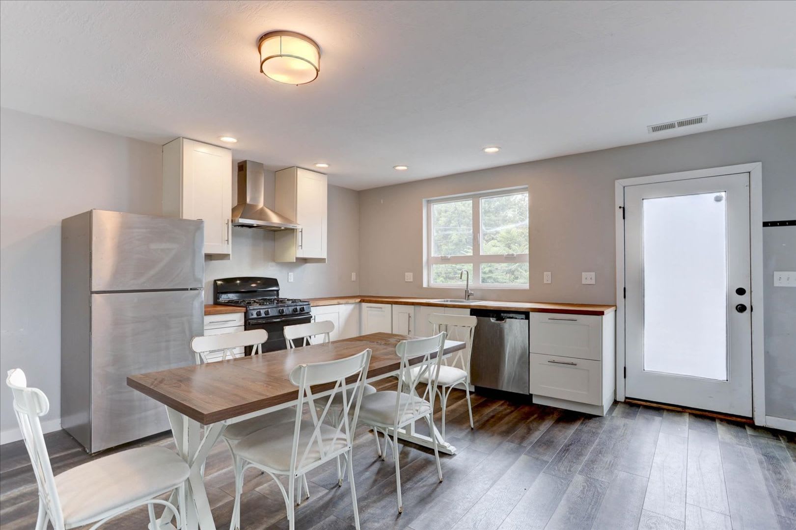 Smashing CU 3bed/2bath/Top Floor Unit – photo 3