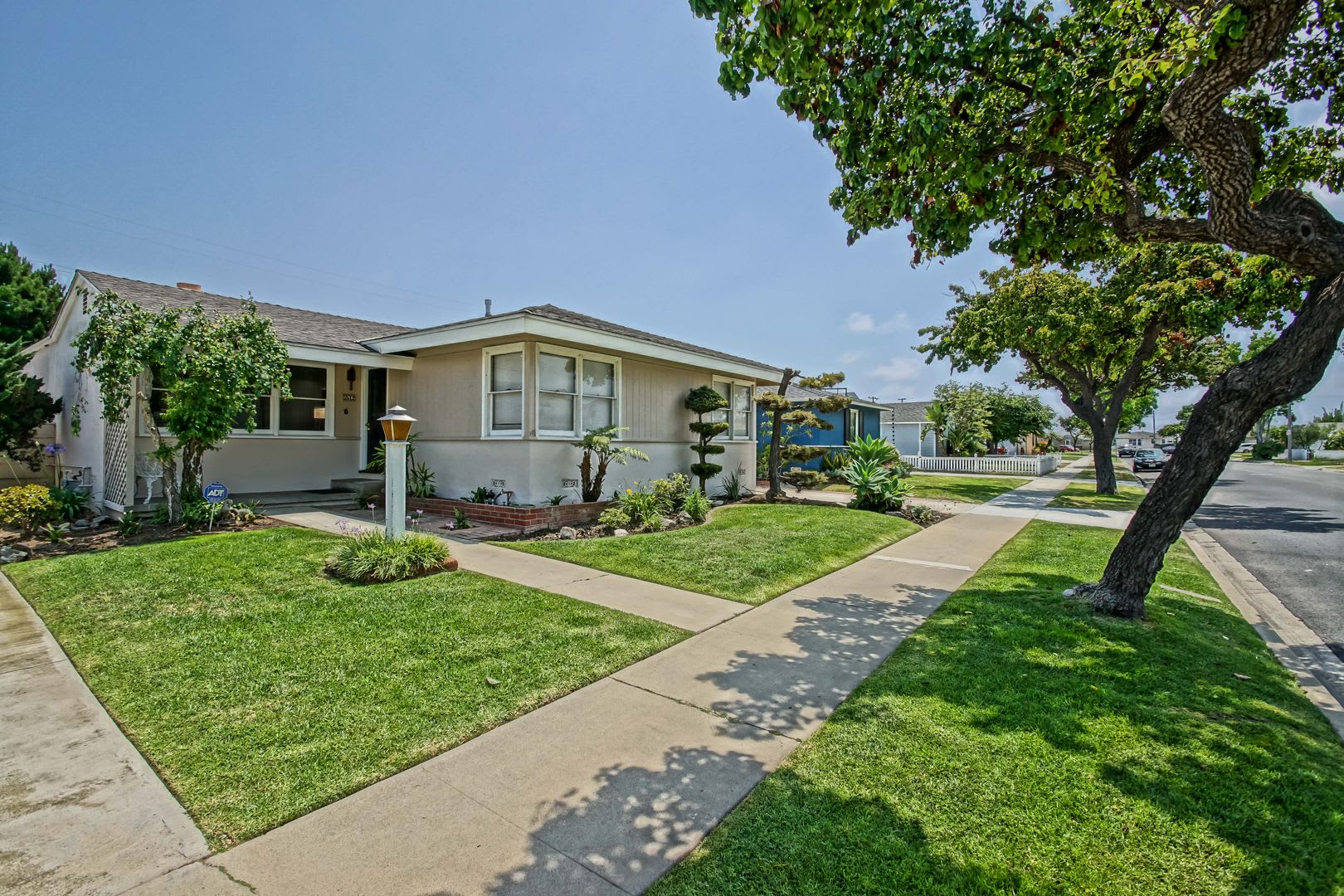 Charming Bright Spacious Hollyglen 3Br2Ba Den W Spacious Front Rear Yards Large Driveway Detached 2 Car Garage W Workshop – photo 3