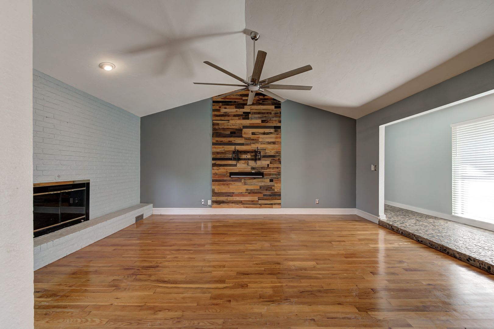 Charming 3-Bed, 2-Bath Home in West Norman – Minutes from Sooner Mall – photo 5