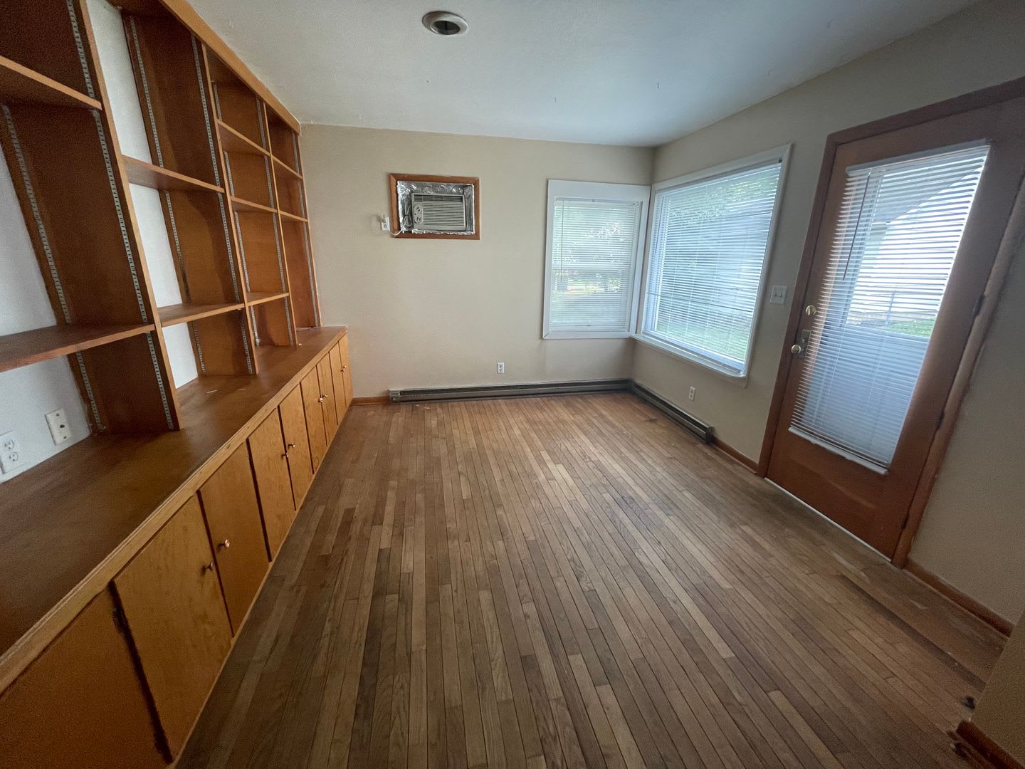 3 bedroom, 1 bathroom and detached garage! – photo 4