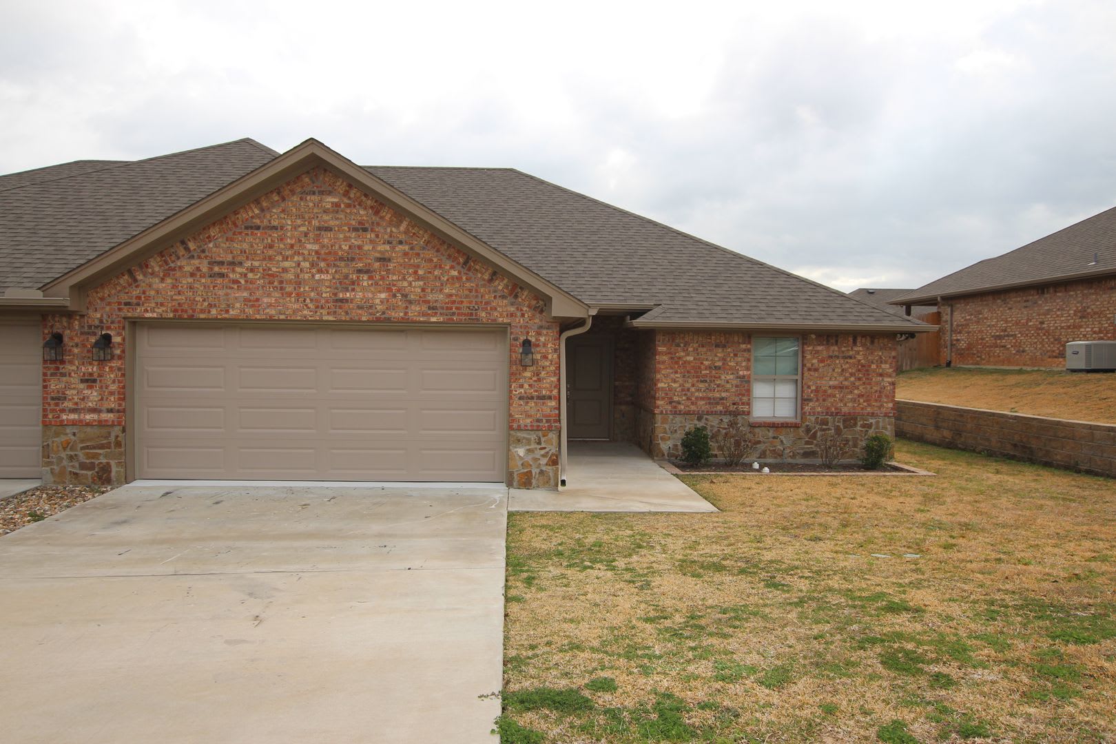 Beautiful 3 Bedroom 2 Bathroom Townhouse in South Tyler! – photo 1