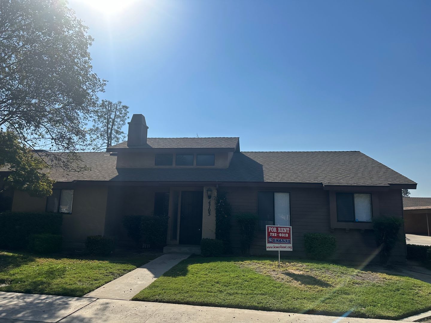 Clean condo centrally located in Visalia with new flooring and paint! – photo 2