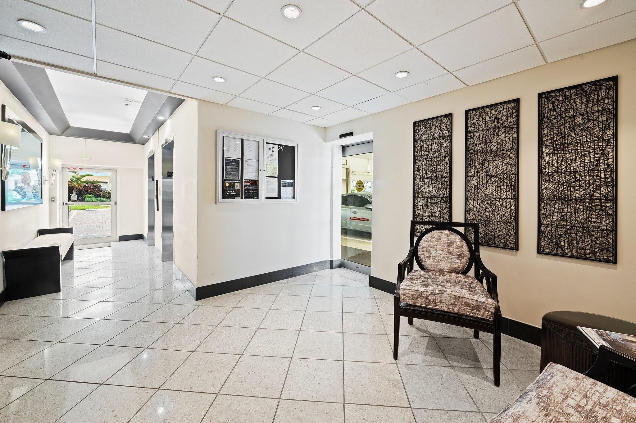 1050 Hillsboro Mile – photo 3