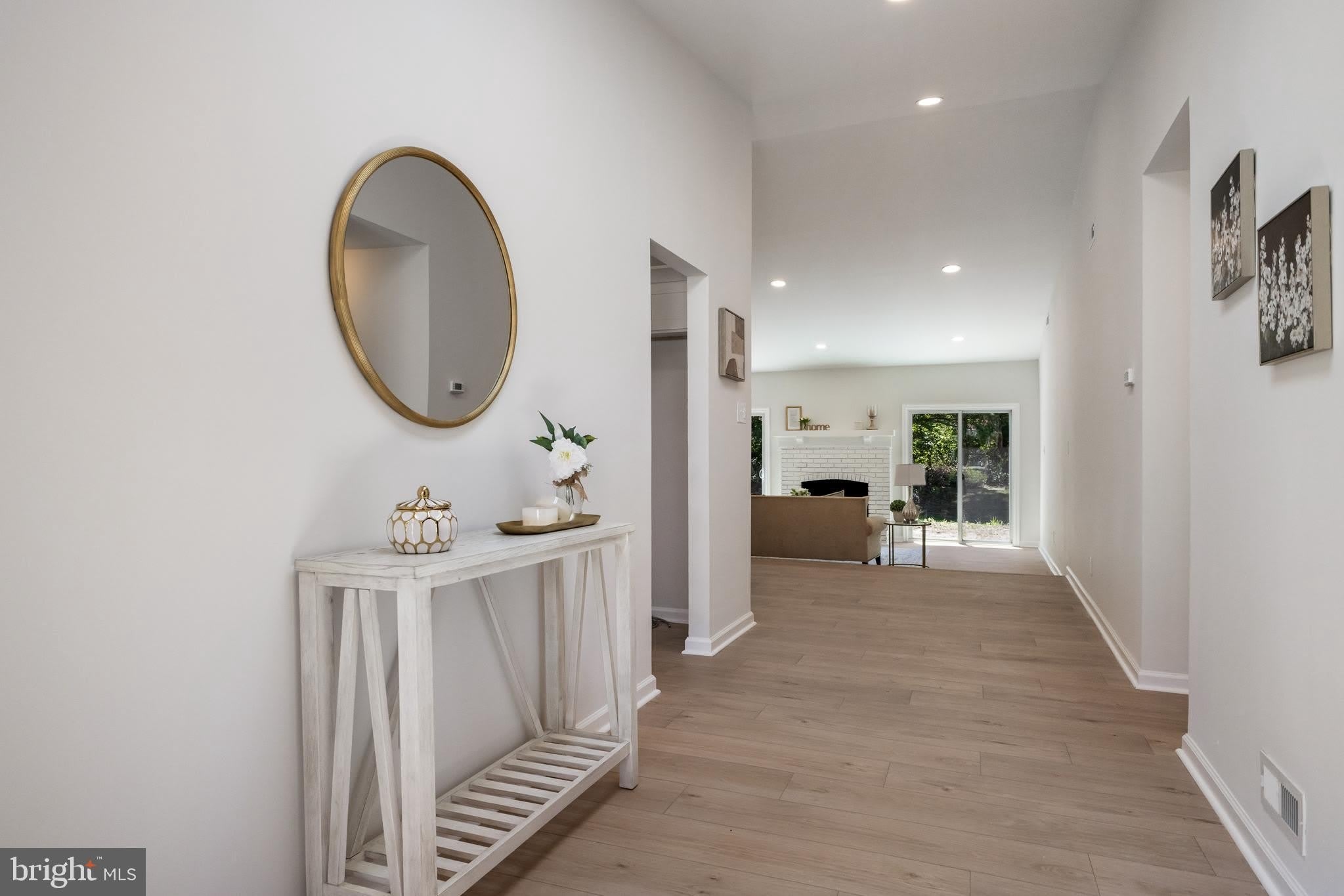 1004 JONATHAN Lane – photo 3