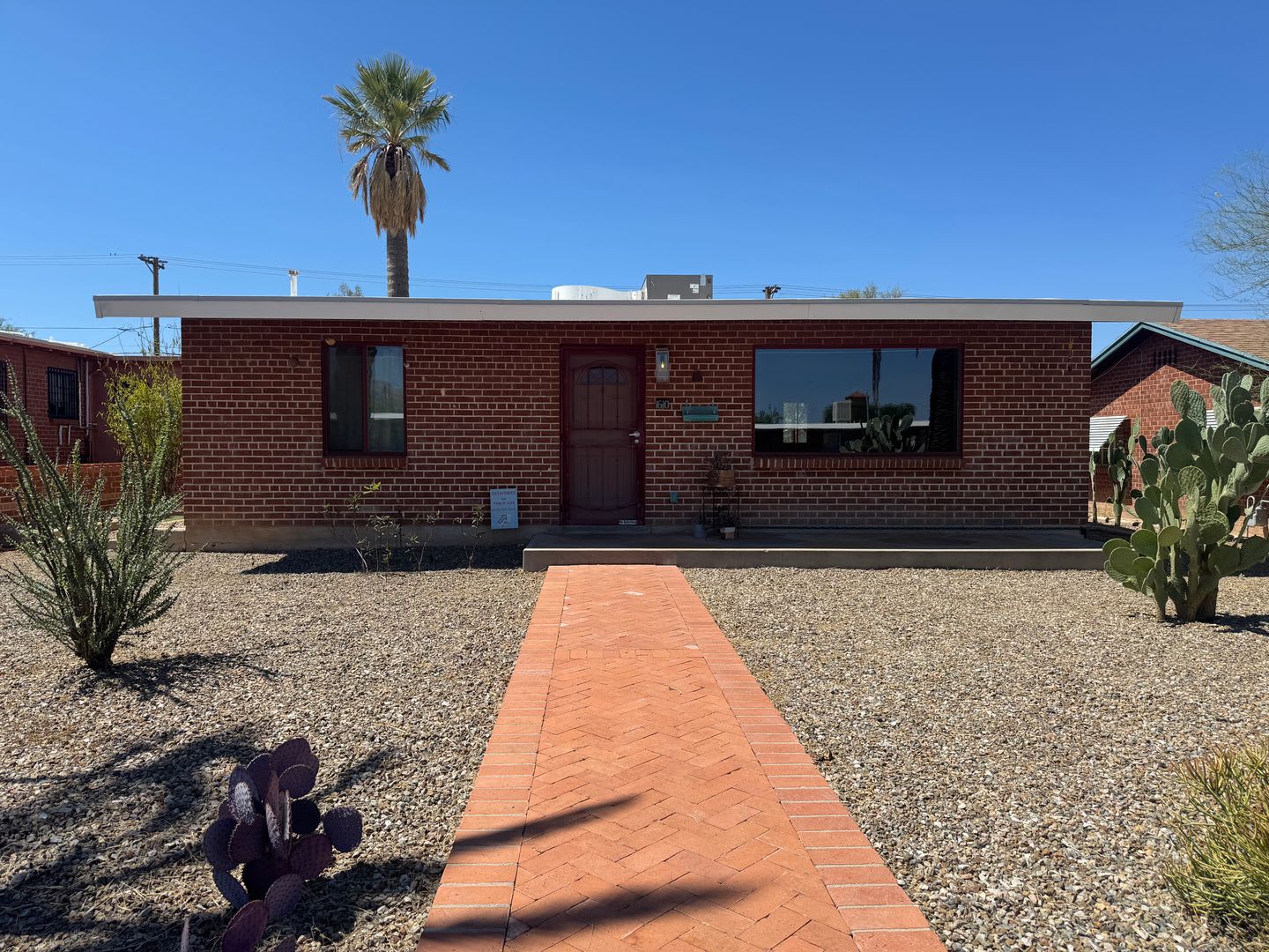 ALL UTILITIES INCLUDED Colorful & Eclectic 2 Bed / 1 Bath Home Near U of A – photo 2
