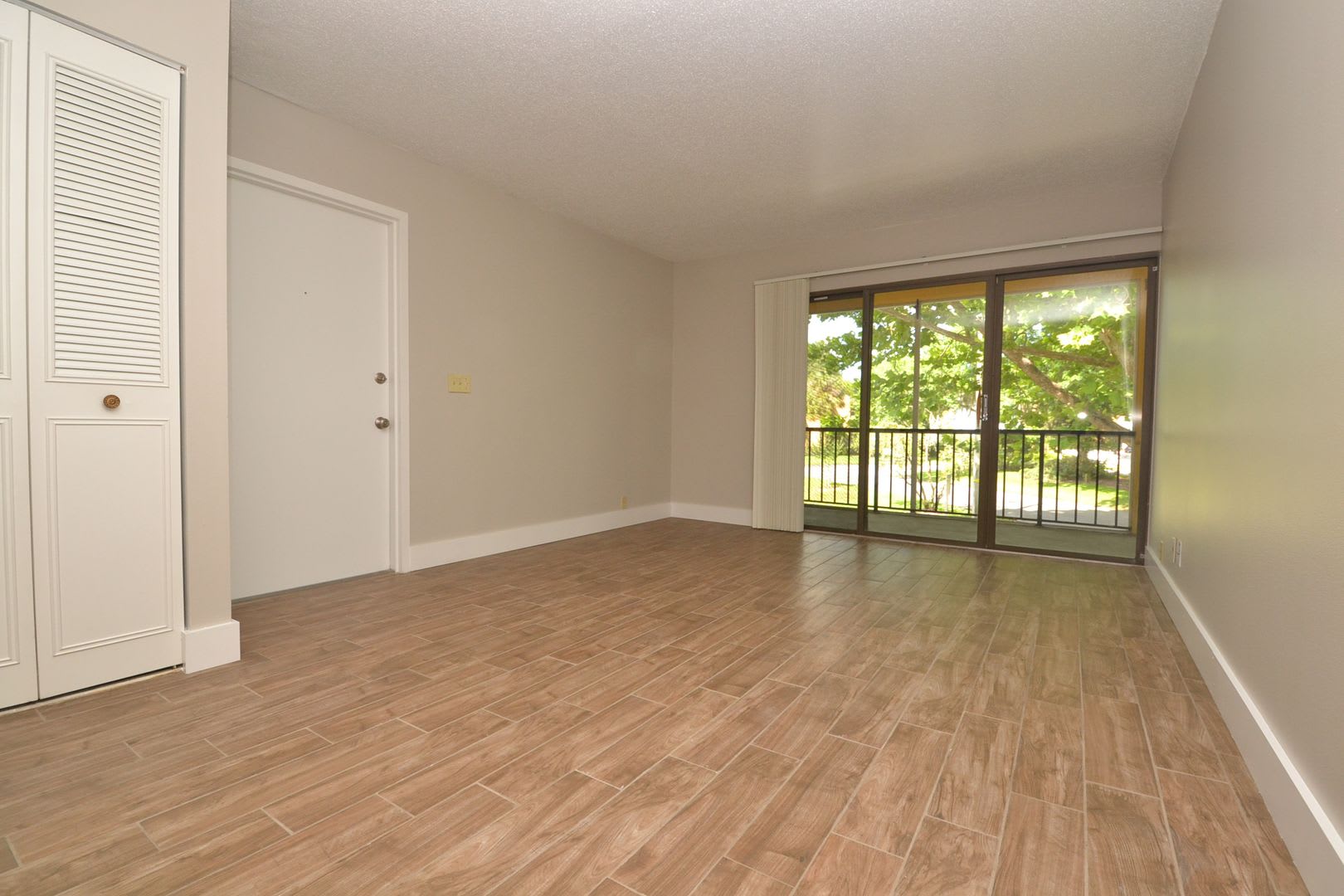 Nicely Updated 1/1 Condo in Winter Springs ~ Wood Plank Tile Floors and Large Screened Patio! – photo 3