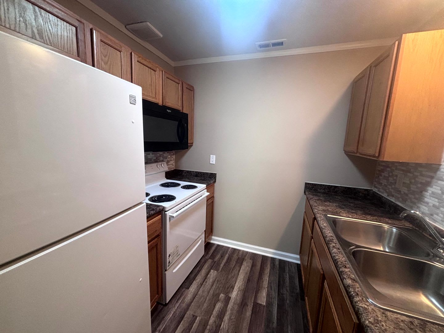 5523 Livingston ~ University Estate ~ 2 WEEKS FREE – photo 4