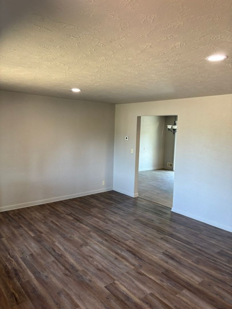 End Of Summer Special 500 Off First Month Rent – photo 3