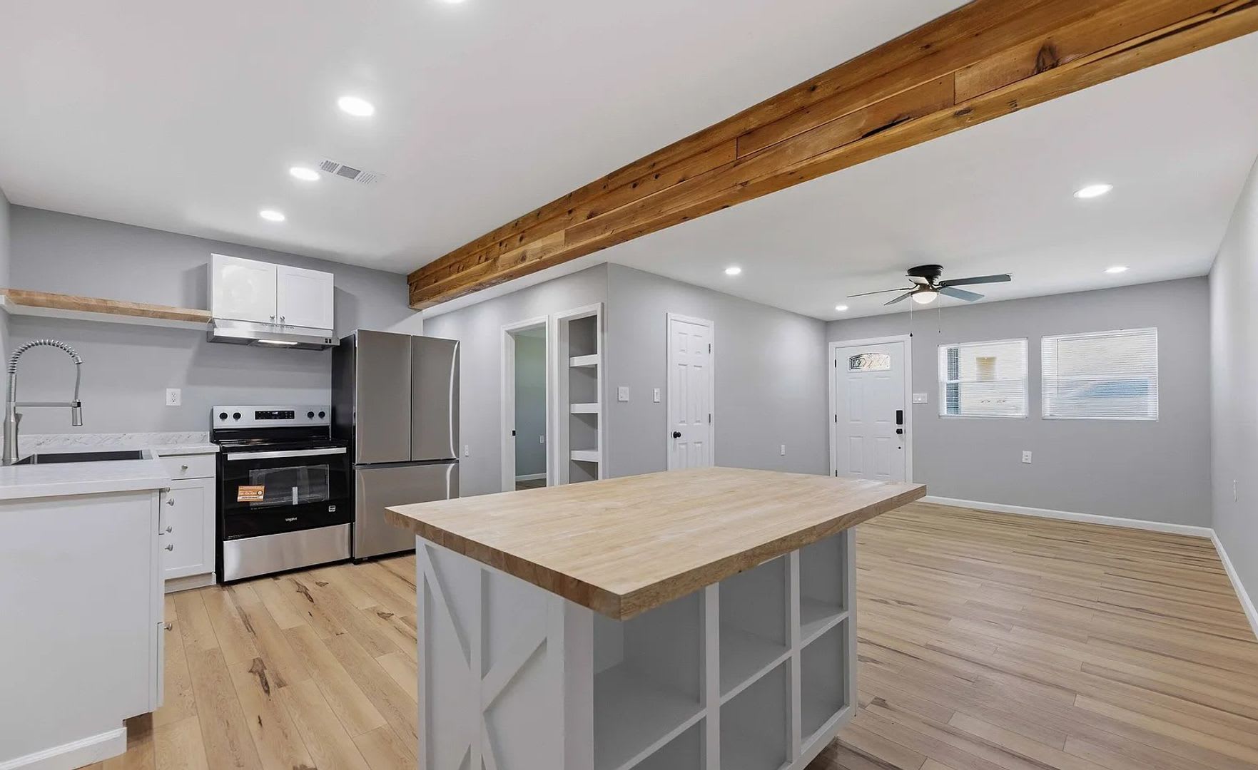 Ready for move in!! Beautifully renovated TWO Bedroom – photo 1