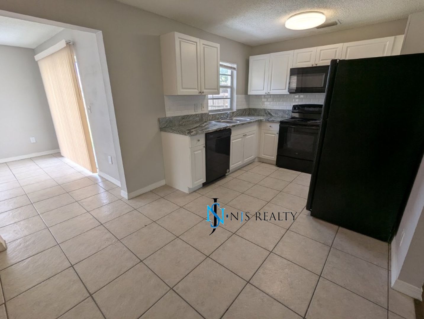 Just Reduced Great Location Charming True 3 2 1 1283Sq Ft Home With Renovated Bathrooms Kitchen Fenced In Yard – photo 5