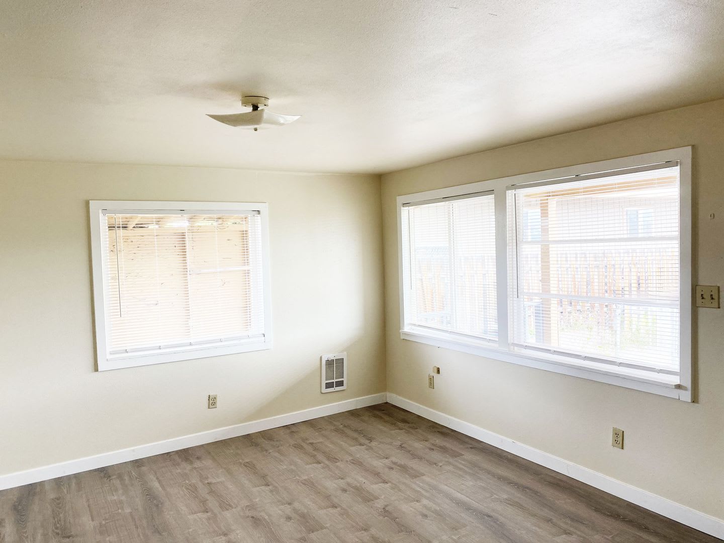 Charming 3 Bedroom House For Rent Close To Sunnyslope Water And Sewer Included – photo 2