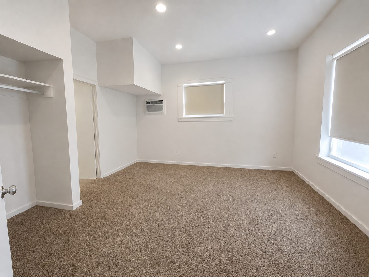 Charming 1 Bedroom Racine Apartment 1 Off St Parking Utilities Included Built In Bookcase Built In Window Ac Near Public Transport – photo 2