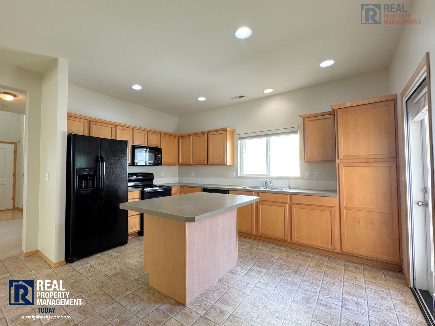 Spacious 4-Bedroom Fife Home – photo 2