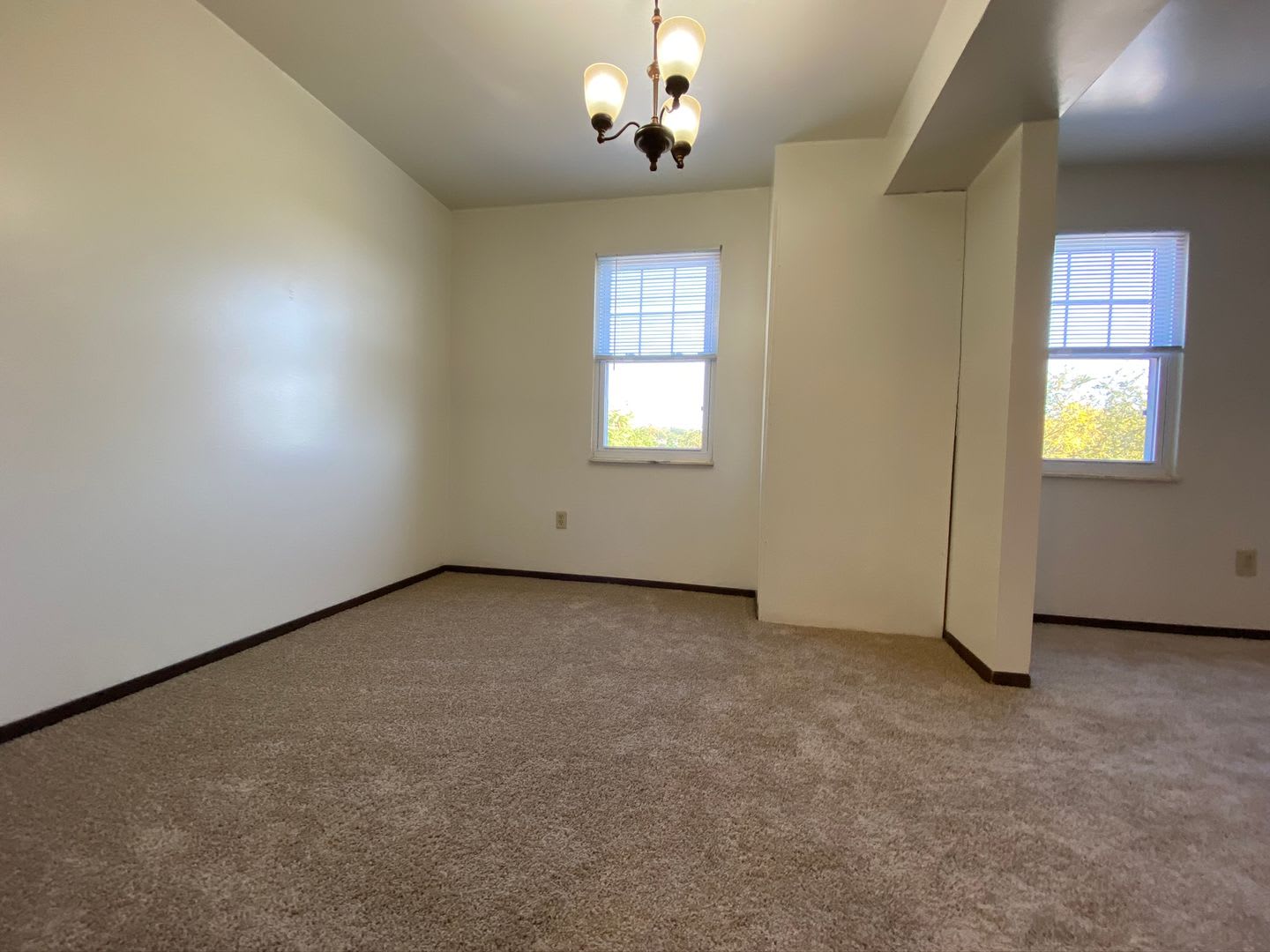 North Hills 2 BR Apartment! Perfect Location – photo 3