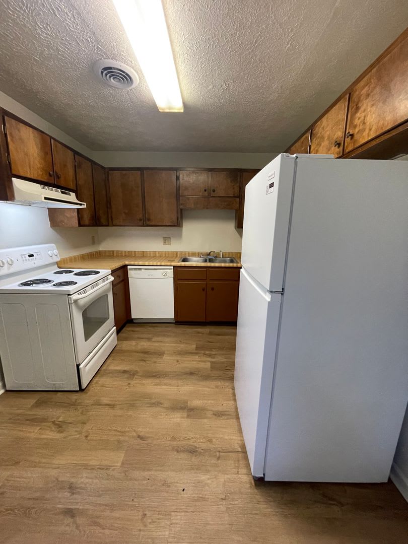 2BR 1 Bath Duplex on the Eastside! Available soon! – photo 3