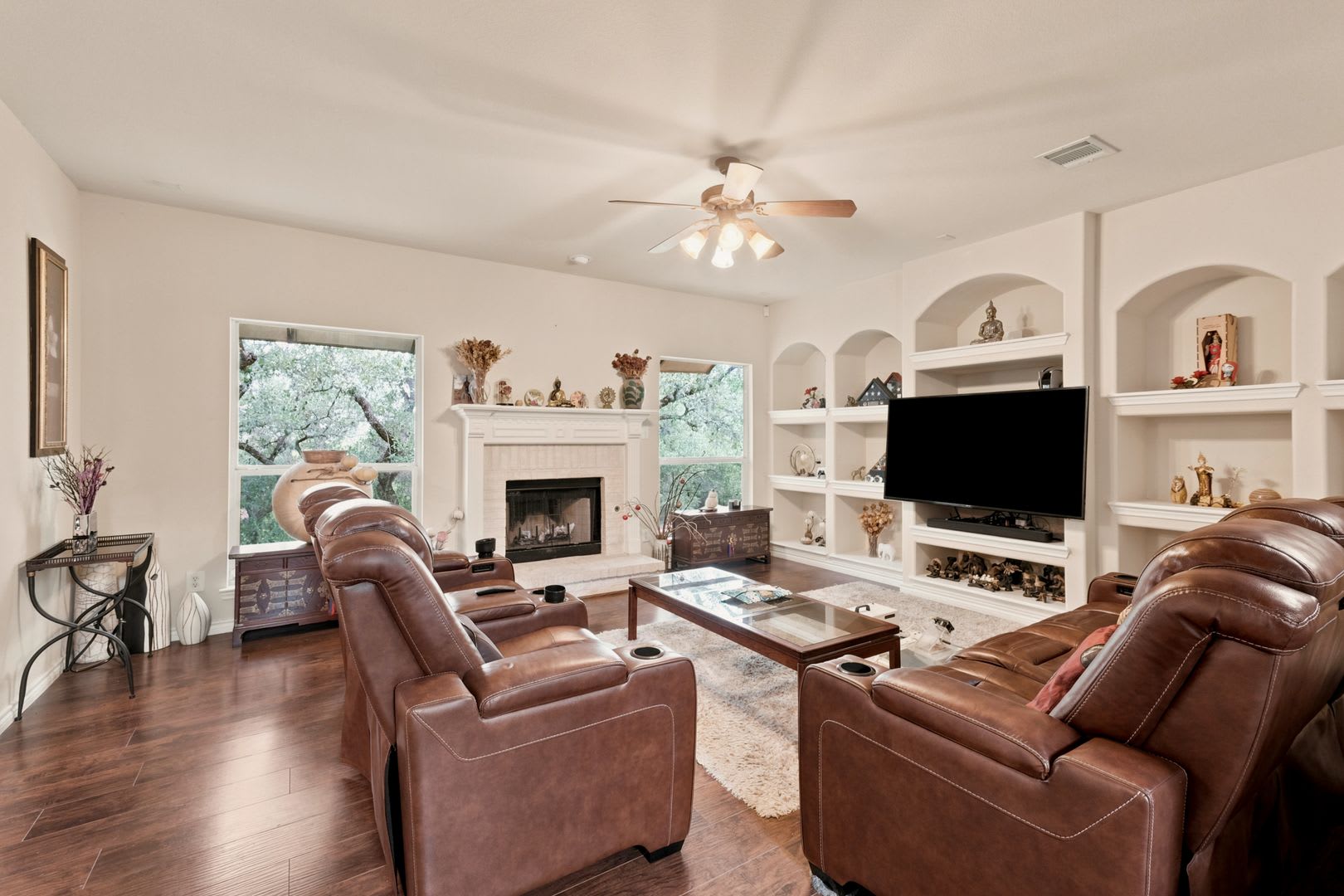 Beautifully Updated 4Br 3Ba Downstairs Bedroom Spacious Backyard Deck – photo 4