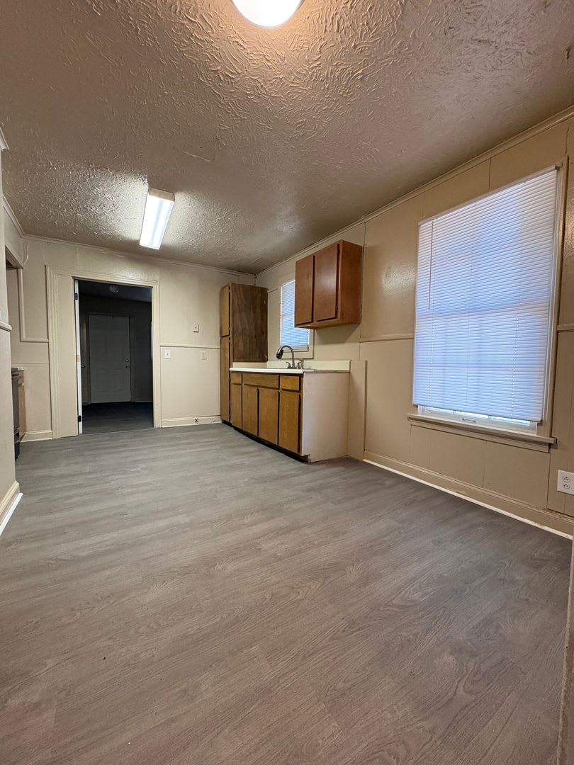 Nice 4 bedroom/1 bath house with Oven & Refrigerator! – photo 3