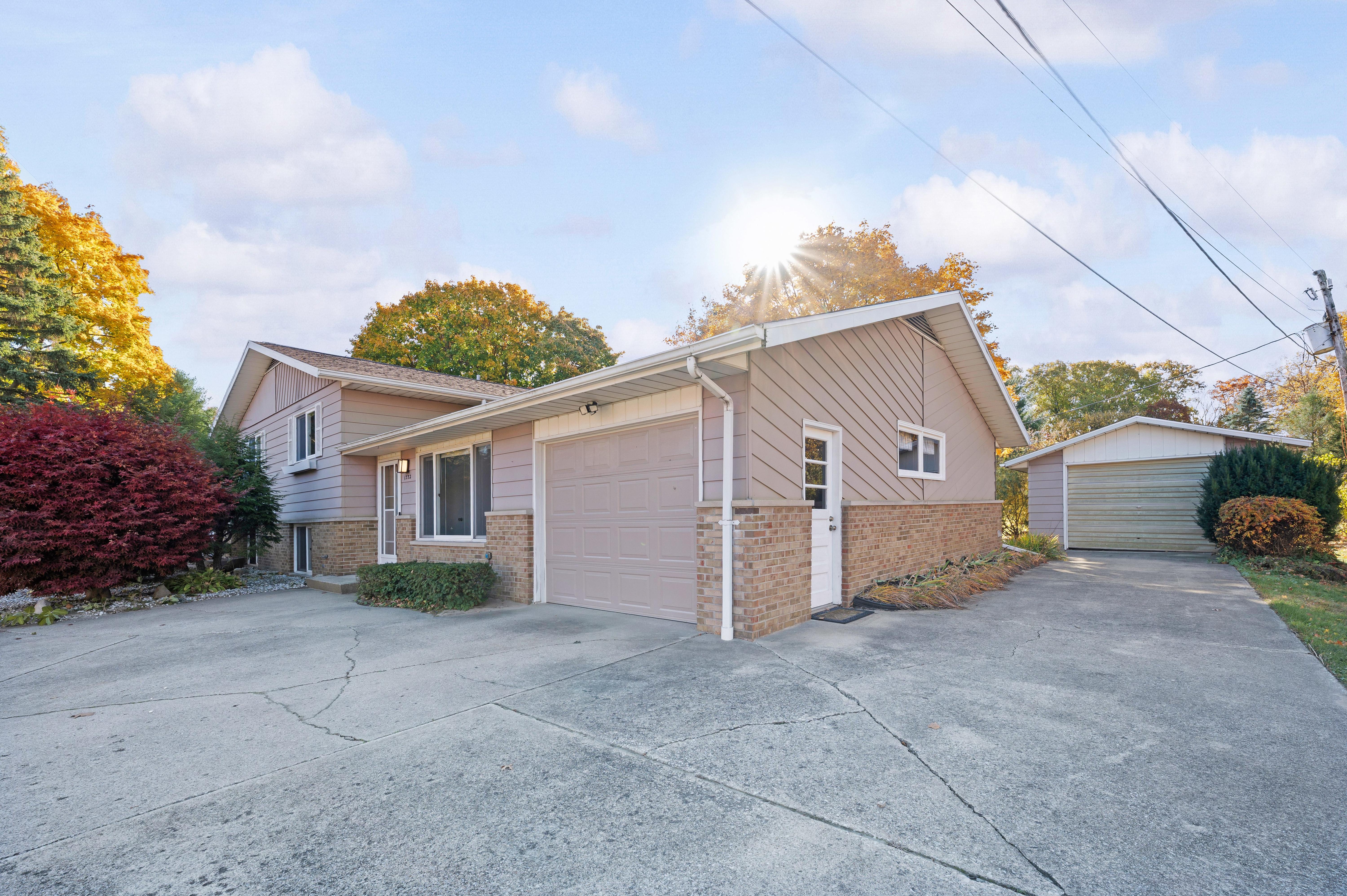 1332 W Glenlord Rd – photo 3
