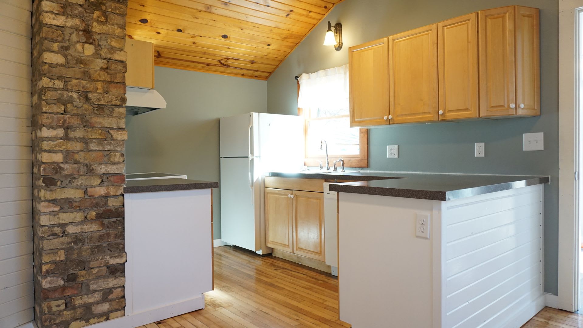 Cozy Cottage With Garage And Fenced Yard – photo 2