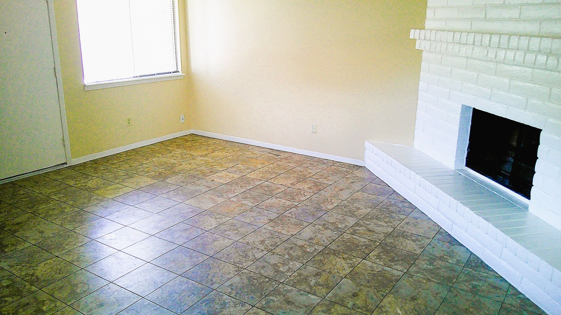 Adorable Single Level Eastside Duplex With Evaporative Air Located In Quiet Neighborhood – photo 2