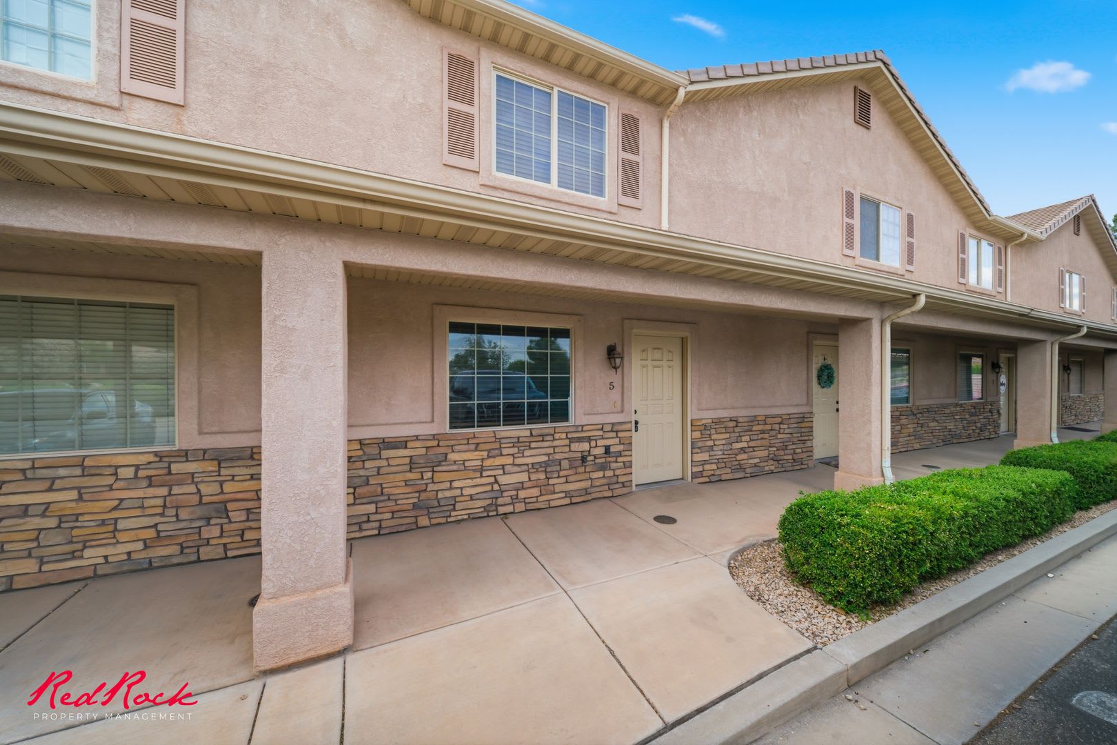 Inviting 3 Bedroom Townhome In Prime Location! – photo 4