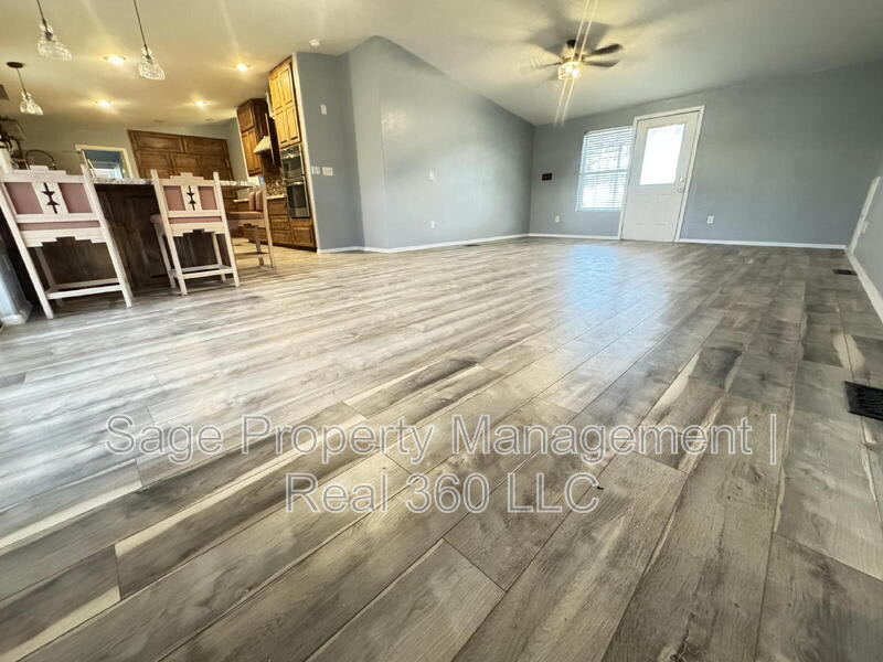 4879 N Monterey Dr – photo 2