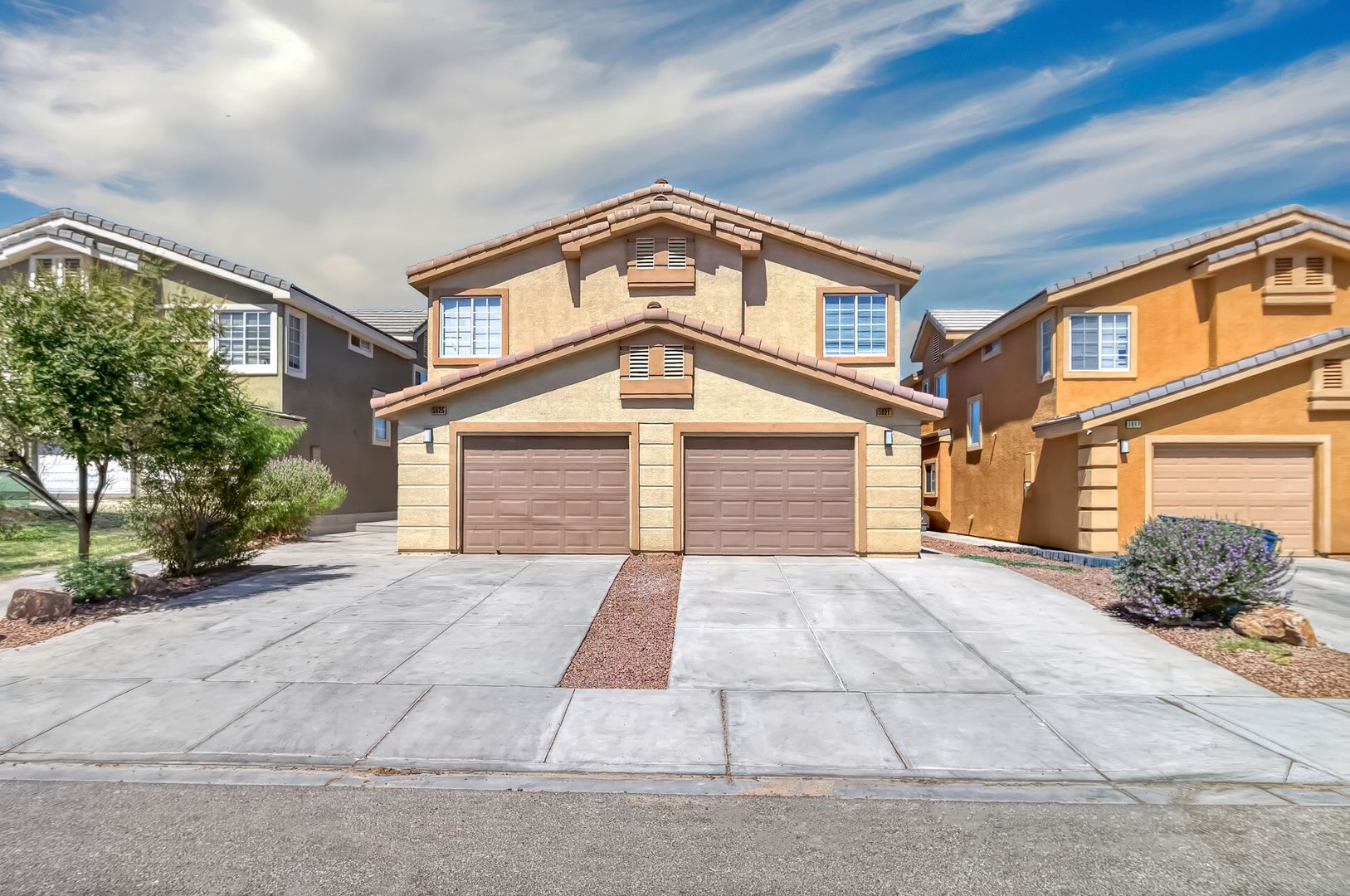 MOVE-IN READY 3BED / 2BATH / 1 GARAGE TOWNHOME * NO HOA * NO CARPET – photo 1