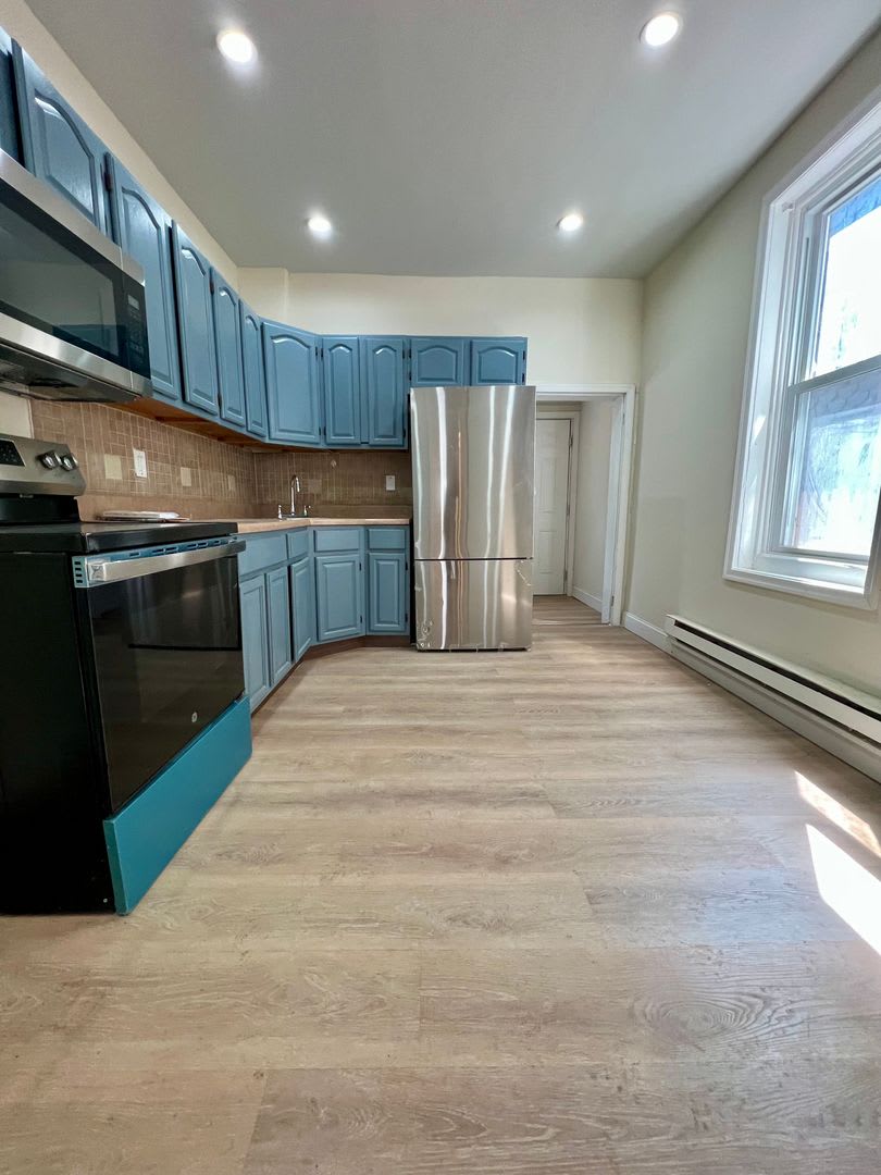 Newly Renovated 3-Bedroom Townhome in Fairhill! Available NOW! – photo 5