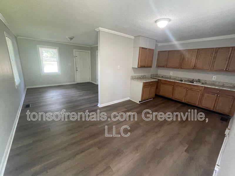695 Saxon Ave – photo 2