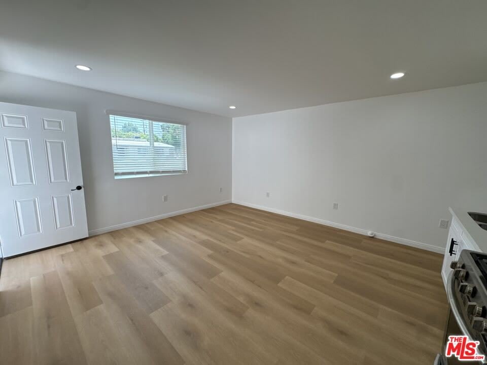 19459 Keswick St – photo 4