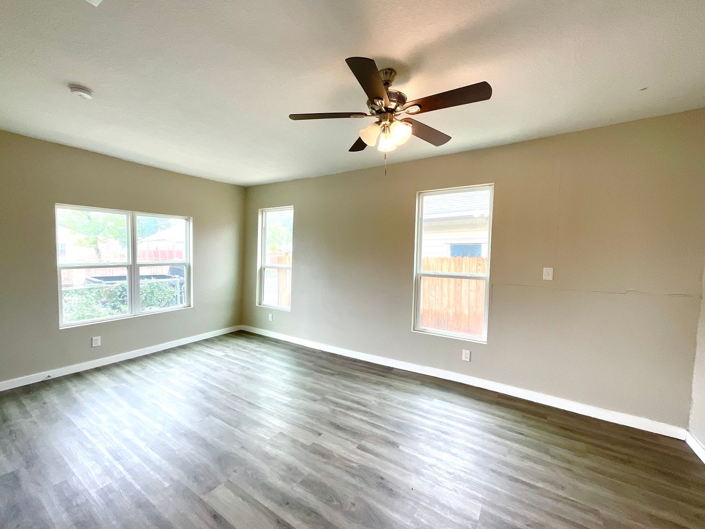 Move In Ready 3Bd 2Ba Laminate Floors Fenced Yard Prime Location Accepts Section 8 – photo 4
