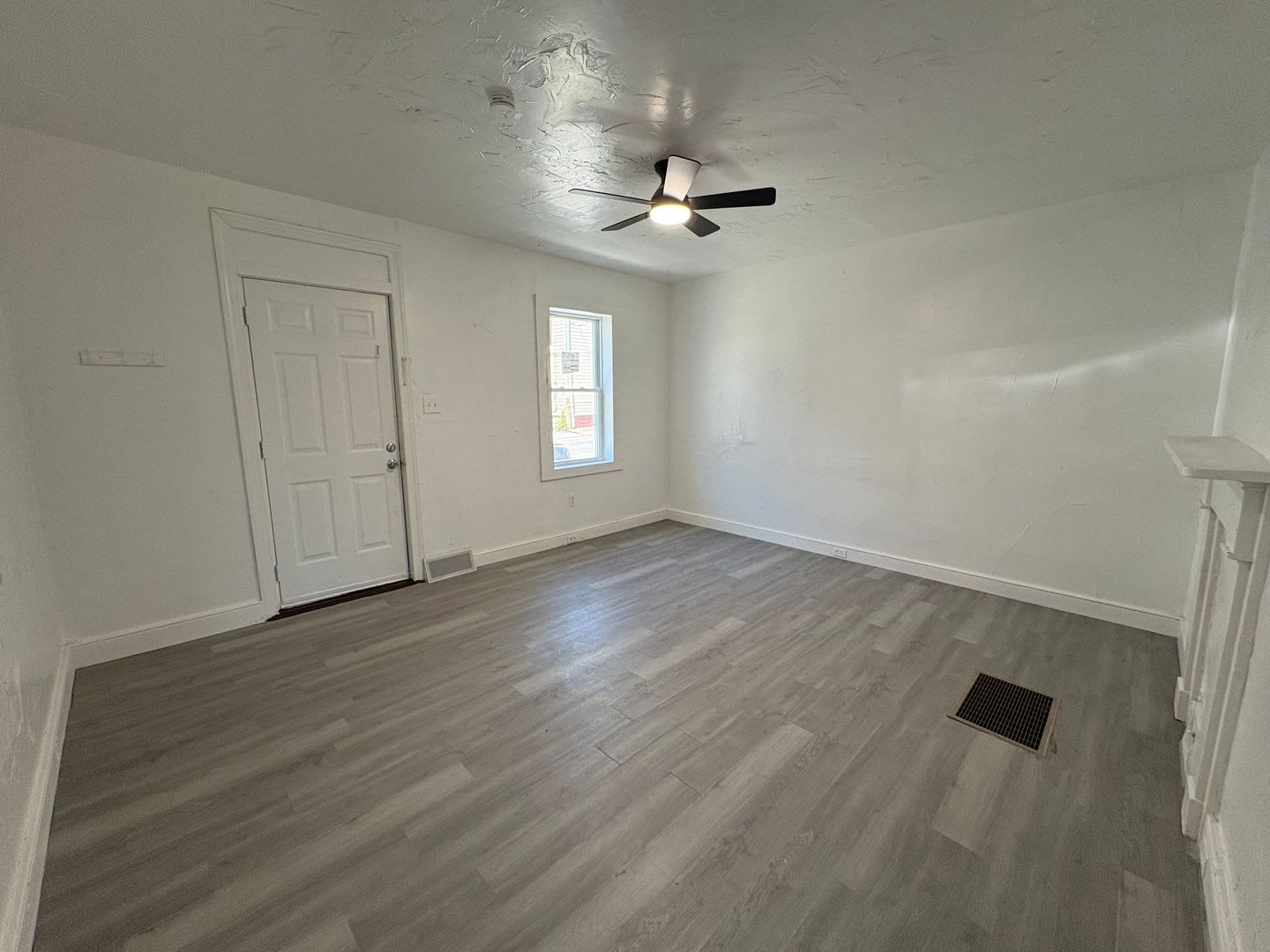 Newly Renovated Two-Bedroom, One Bathroom Row Home – photo 5