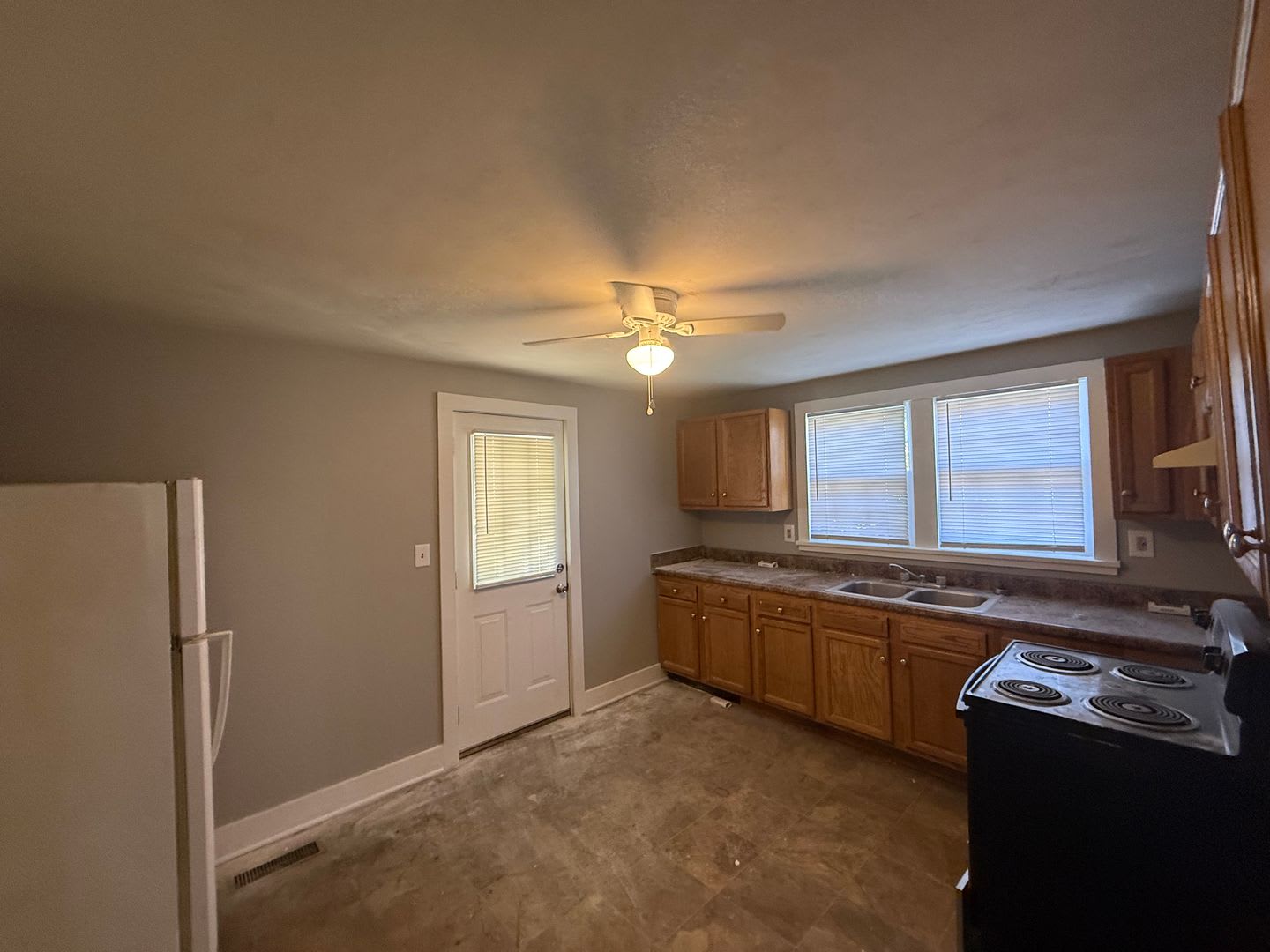 2 Bed/1 Bath House *Water Included* – photo 3