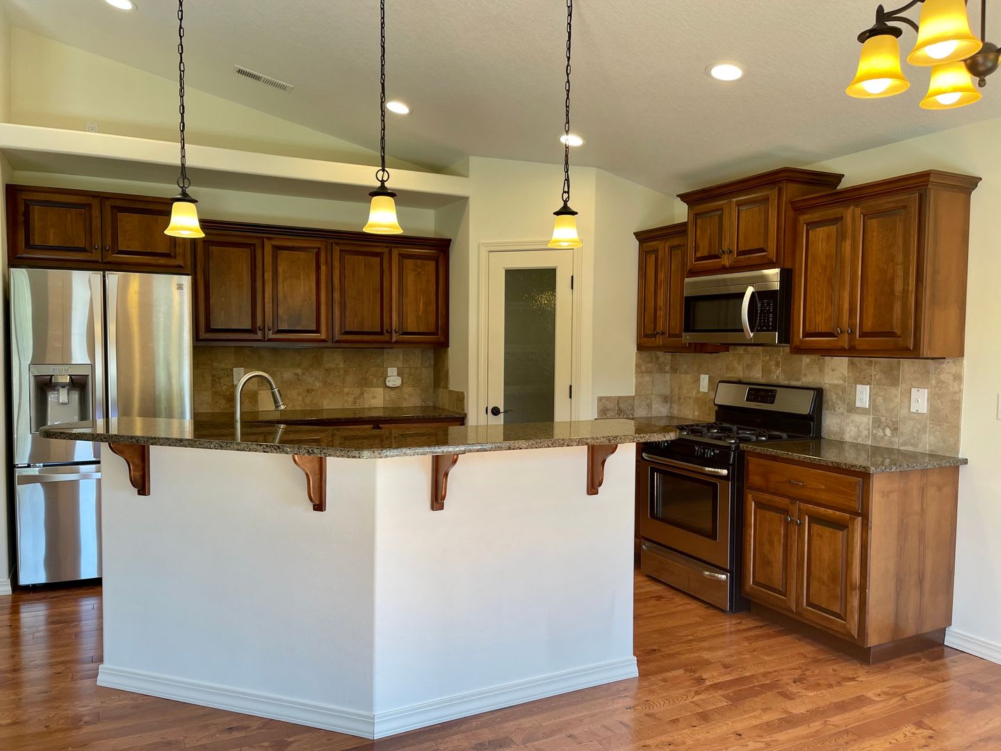 Live In Luxury with Vaulted Ceilings, Granite Countertops, and a Gas Fireplace! – photo 2