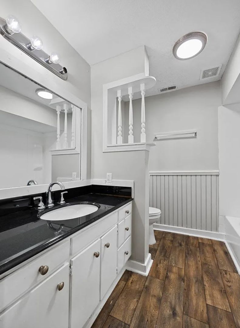 STUNNING! Three bedroom house! – photo 2