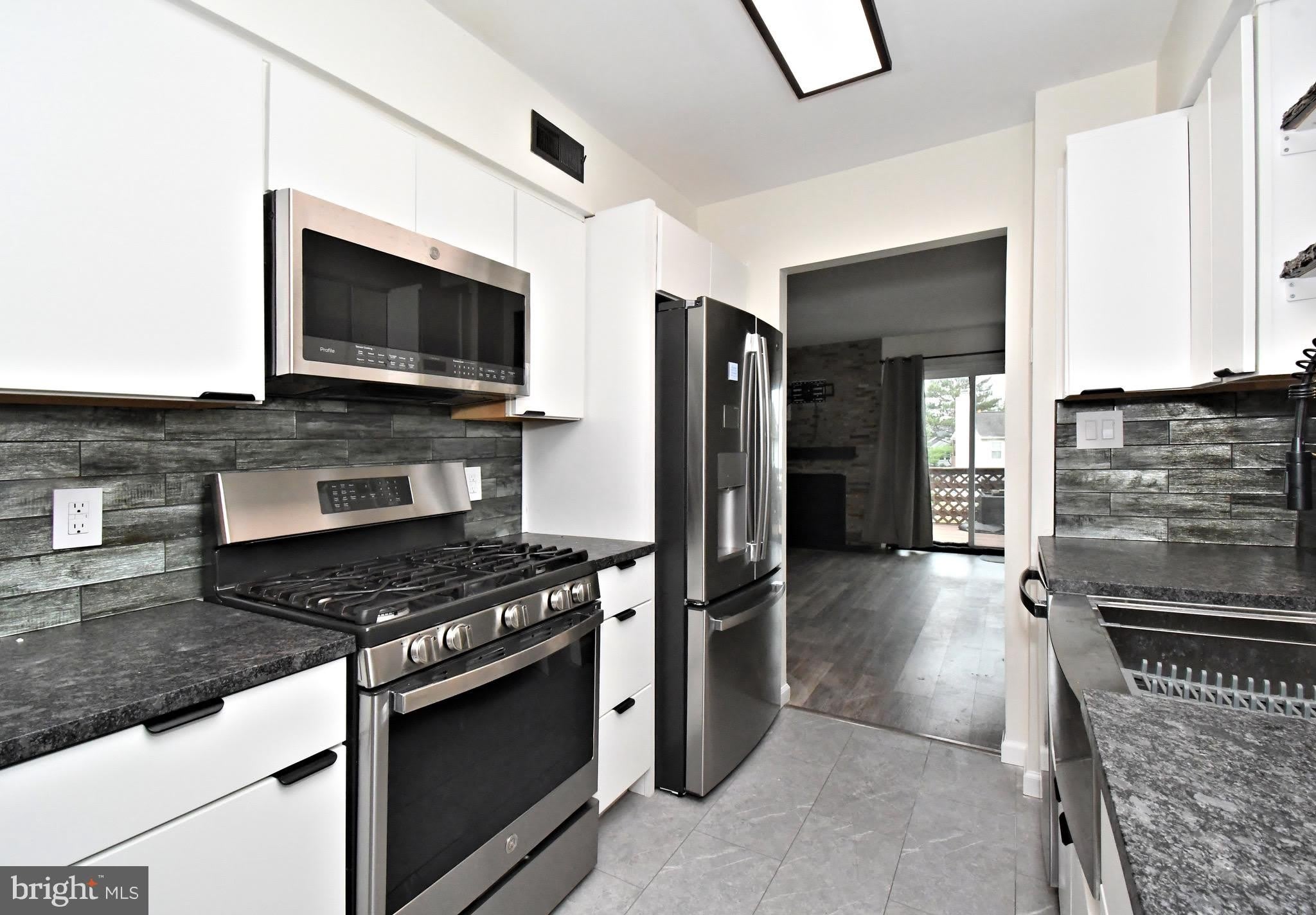 190 BARRY Avenue – photo 5